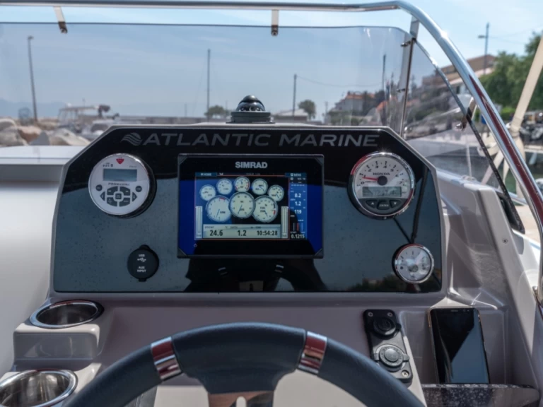 Atlantic 730 Sun Cruiser między profesjonalistami a osobami prywatnymi w Trogir