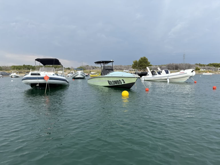 Wynajem Motorówka Scarab z patentem 