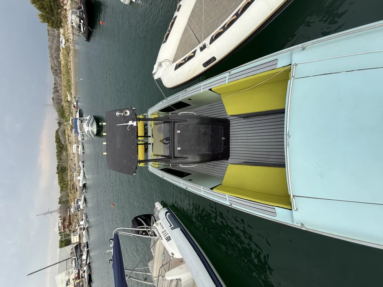 Scarab Scarab między profesjonalistami a osobami prywatnymi w Vlorë