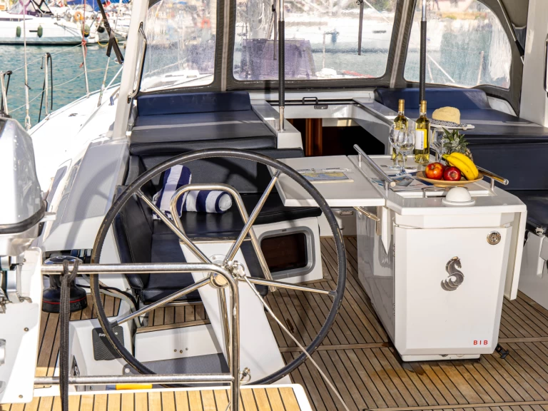 Wynajem Żaglowiec Bénéteau z patentem 