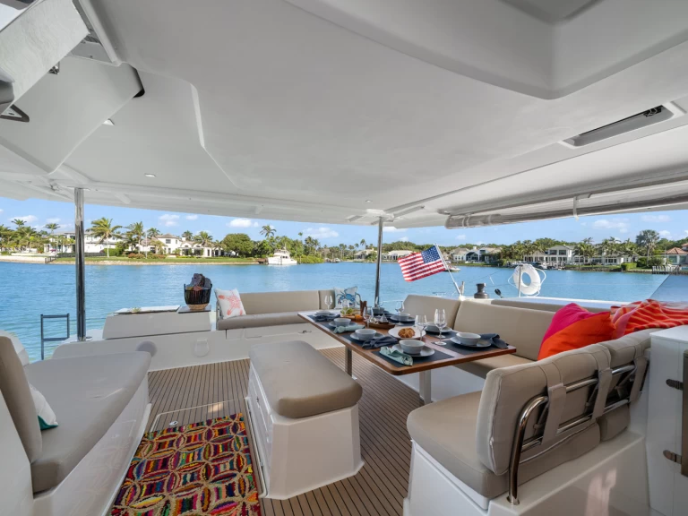 Wynajem Katamaran Fountaine Pajot z patentem 