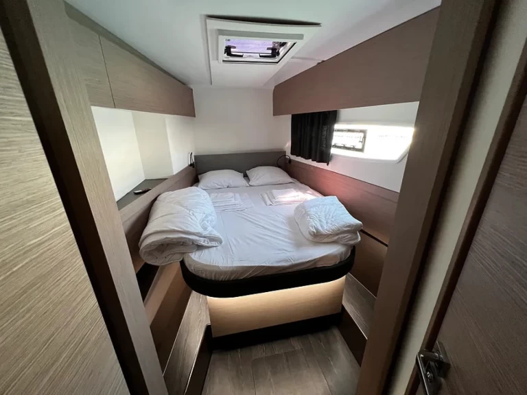 Wynajem Katamaran Fountaine Pajot z patentem 