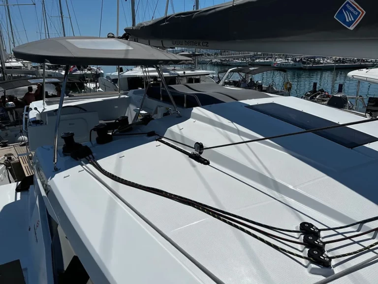 Fountaine Pajot Astrea 42 między profesjonalistami a osobami prywatnymi w Pula