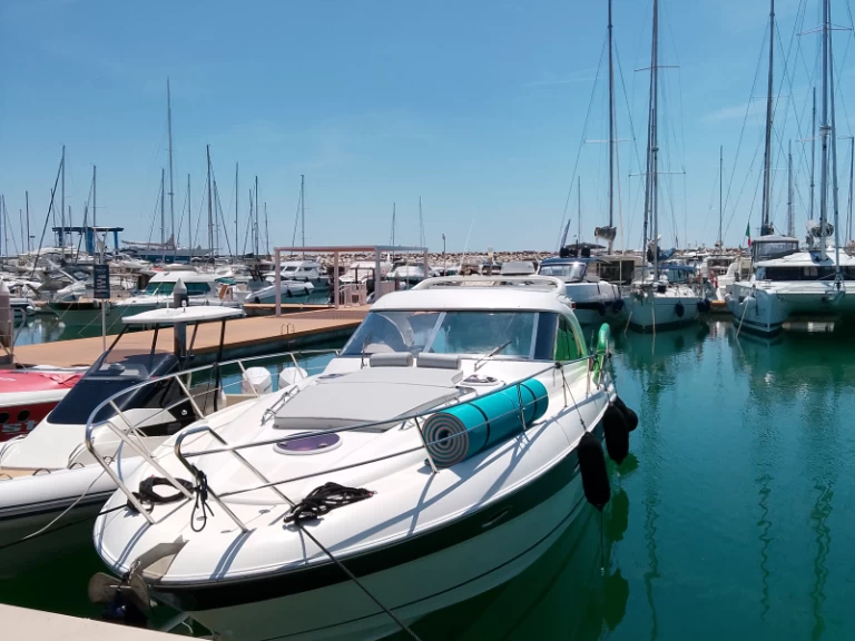 Bavaria Bavaria 37 Hard Top między profesjonalistami a osobami prywatnymi w Porto di Salerno