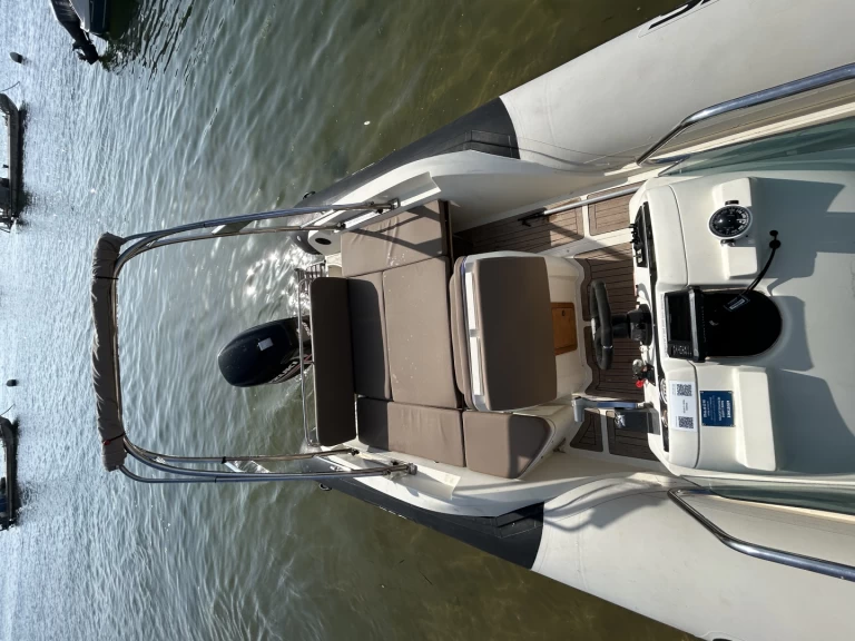 Wynajem Łódż półsztywna Sacs z patentem 