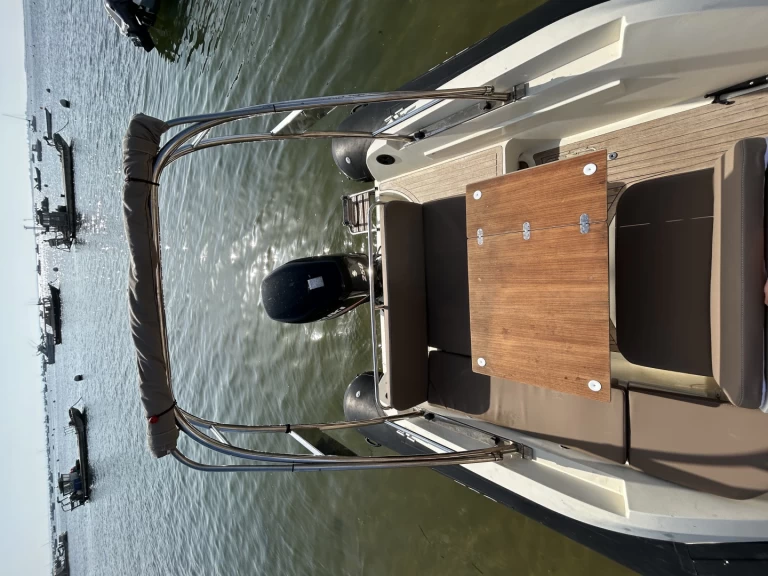 Łódż półsztywna do wynajmu w Le Canon w najlepszej cenie