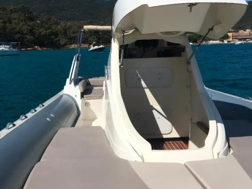 Łódż półsztywna do wynajmu w Le Canon w najlepszej cenie