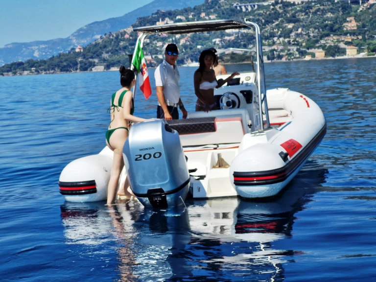 Wynajem Łódż półsztywna Arkos z patentem 