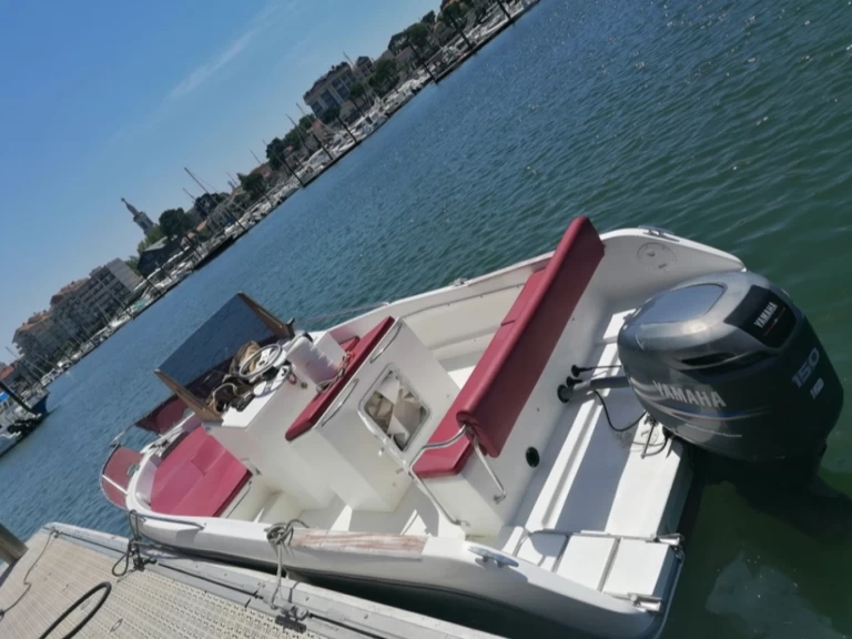 Jeanneau Cap Camarat 675 między profesjonalistami a osobami prywatnymi w Lège-Cap-Ferret