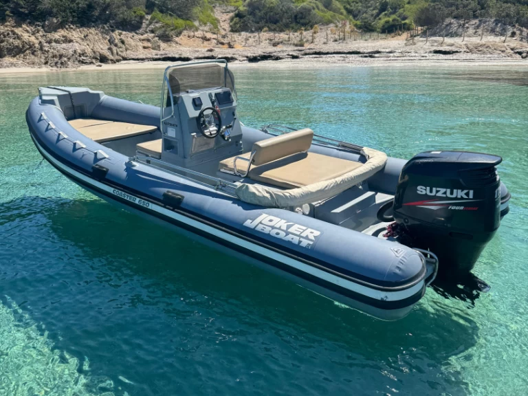 Joker Boat Clubman 21 między profesjonalistami a osobami prywatnymi w Antibes