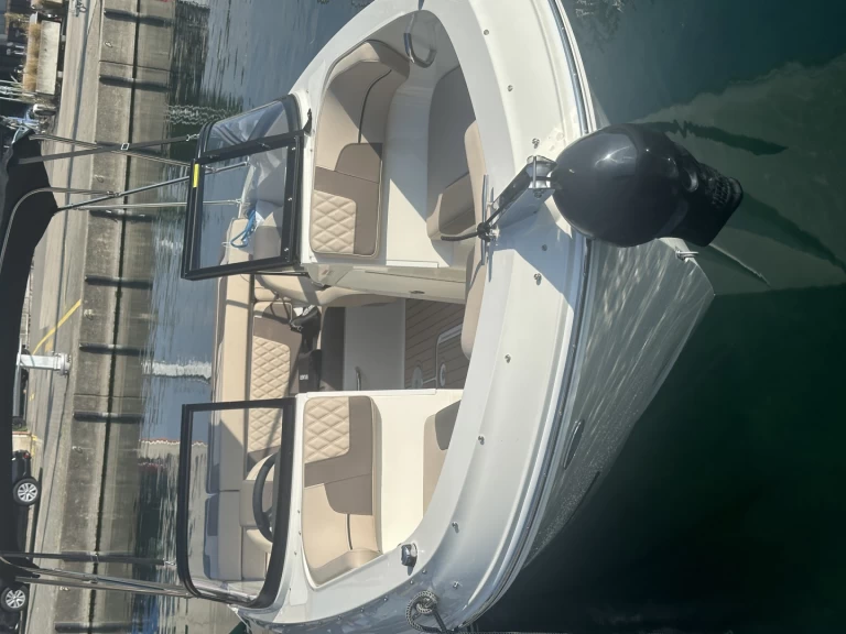 Motorówka do wynajmu w Lausanne w najlepszej cenie