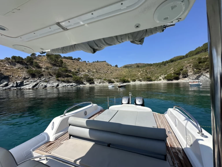 Łódż półsztywna do wynajmu w Roses w najlepszej cenie