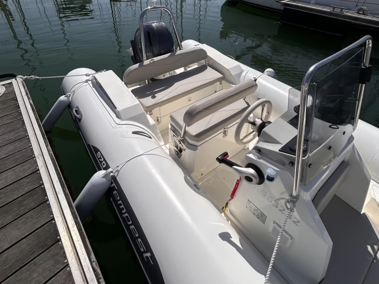 Wynajem Łódż półsztywna Capelli z patentem 