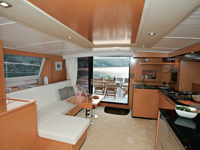Wynajem Katamaran Fountaine Pajot z patentem 