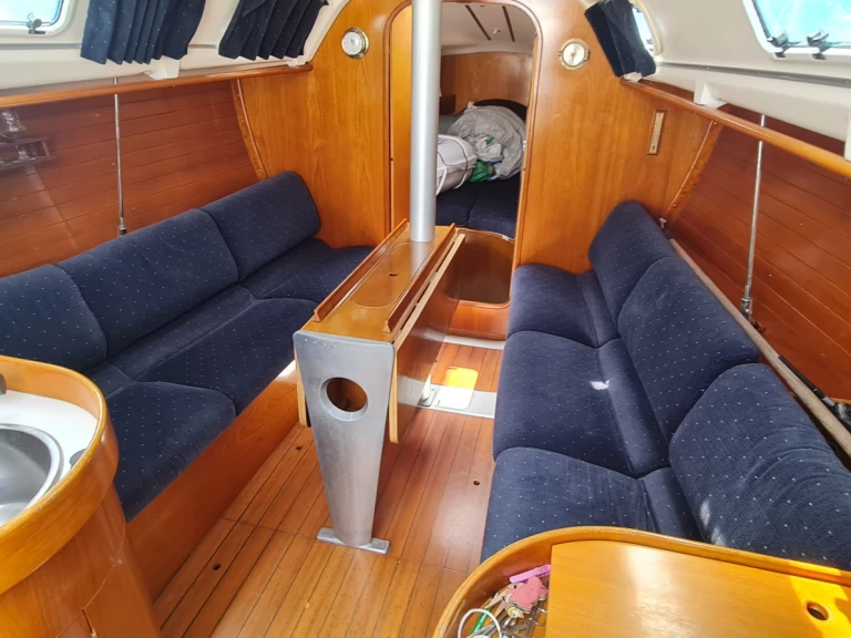 Wynajem Żaglowiec Bénéteau z patentem 