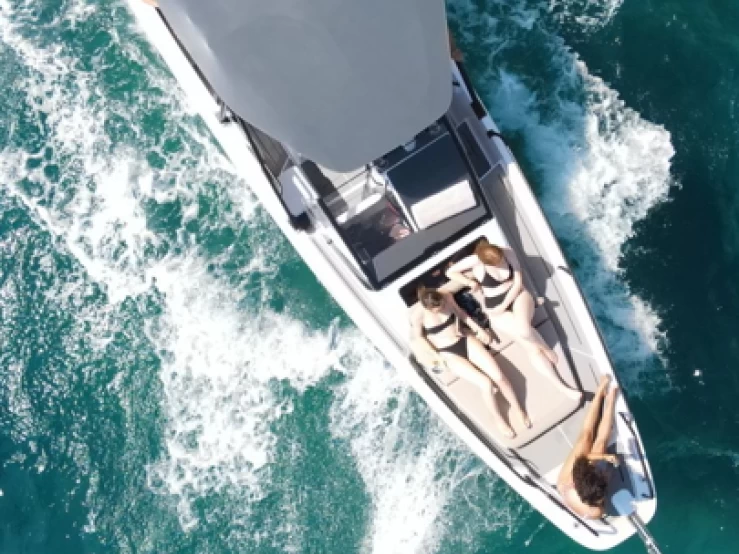 Wynajem Motorówka Axopar z patentem 