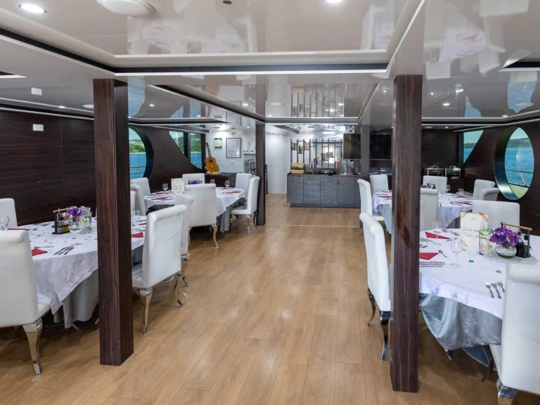  Adriatic Queen między profesjonalistami a osobami prywatnymi w Split