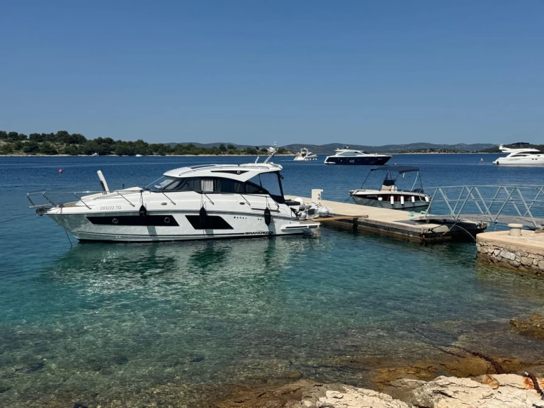 Wynajem Motorówka Grandezza z patentem 