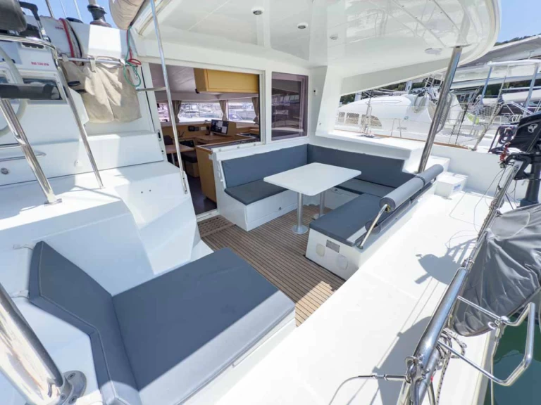 Wynajmij Katamaran z lub bez skippera Lagoon w Pula