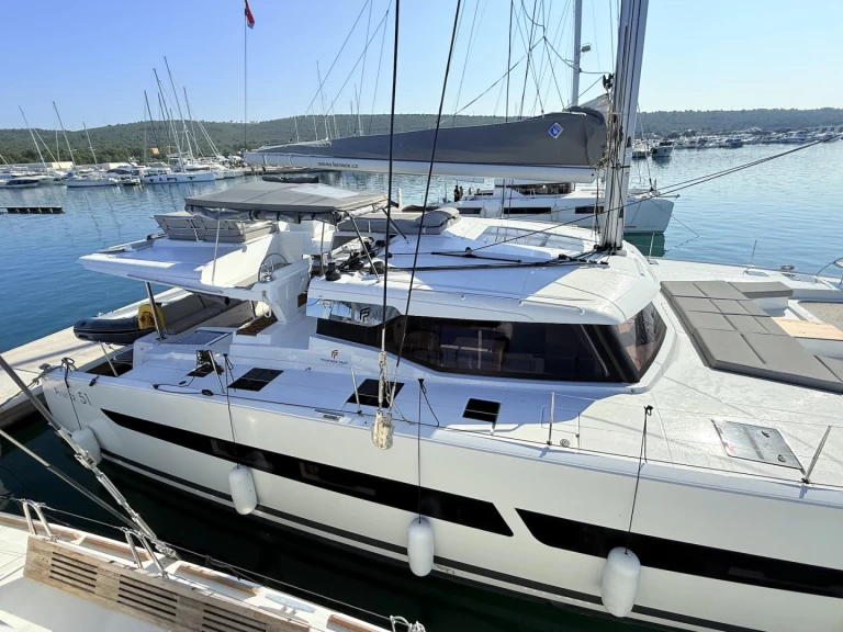 Fountaine Pajot Aura 51 między profesjonalistami a osobami prywatnymi w Sukosan