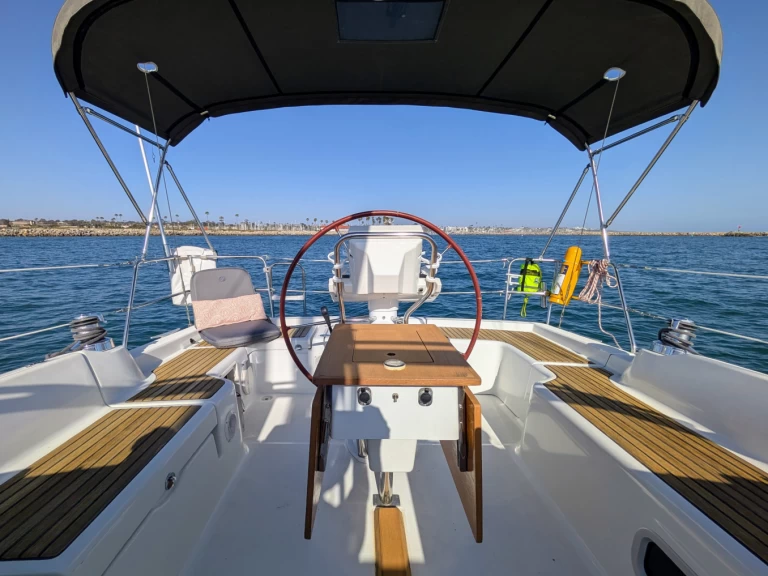 Wynajem Żaglowiec Bénéteau z patentem 