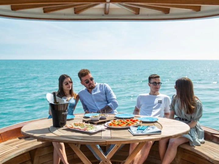 Wynajem Motorówka Jeanneau z patentem 