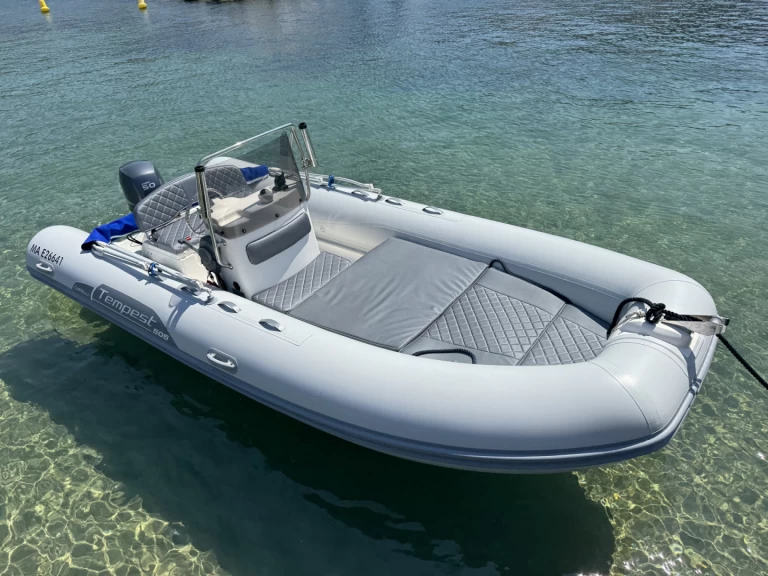 Wynajmij Łódż półsztywna z lub bez skippera Capelli w La Madrague