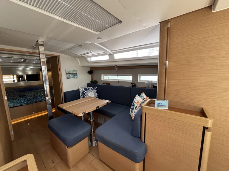 Jeanneau Sun Odyssey 440 między profesjonalistami a osobami prywatnymi w Playa Sardinera