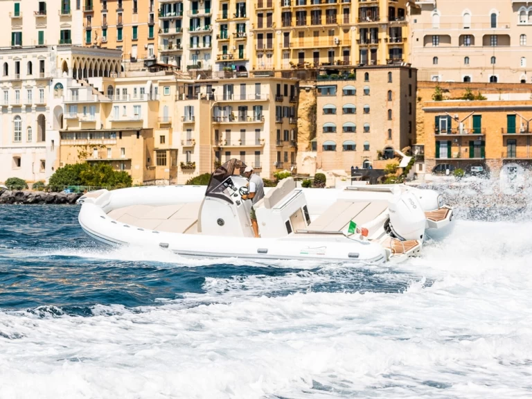 Wynajem Łódż półsztywna Italiamarine z patentem 