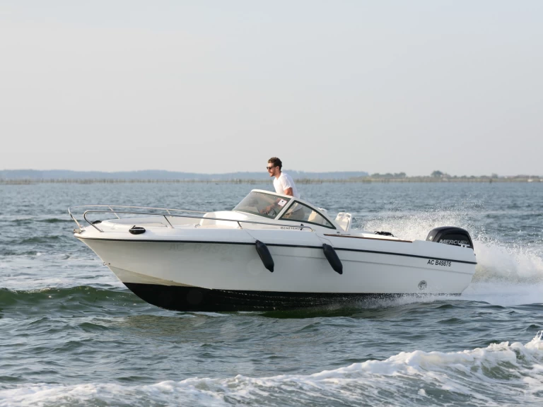 Wynajem Motorówka Bénéteau z patentem 