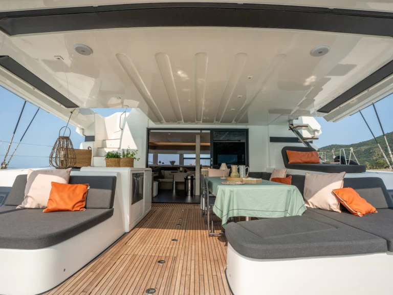 Lagoon Lagoon 55 między profesjonalistami a osobami prywatnymi w Capo d'Orlando