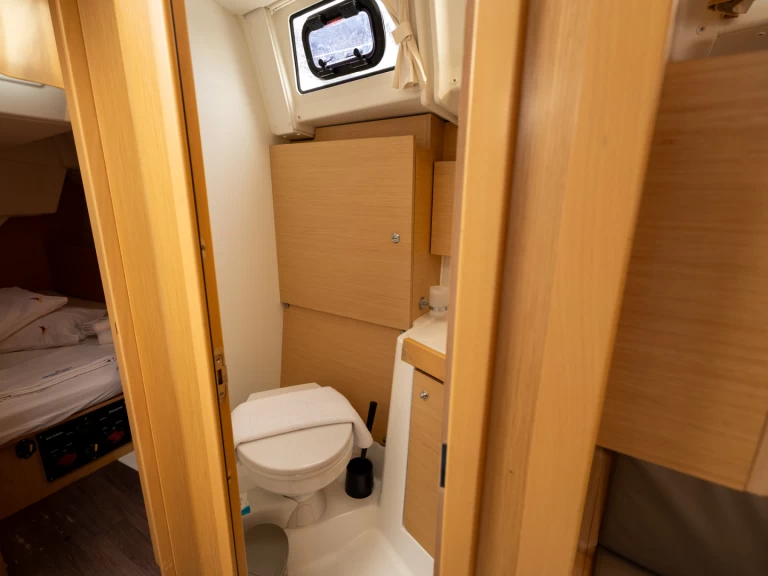 Wynajmij Bénéteau Oceanis 38.1 w Salerno