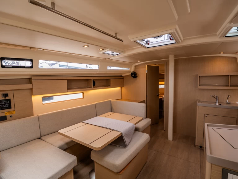 Wynajem Żaglowiec Bénéteau z patentem 