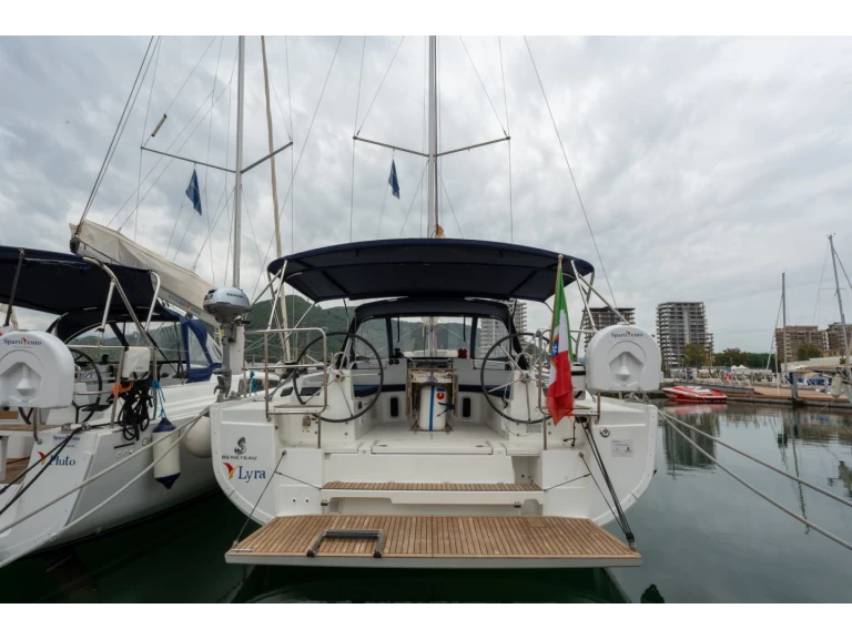 Bénéteau Oceanis 40.1 między profesjonalistami a osobami prywatnymi w Salerno