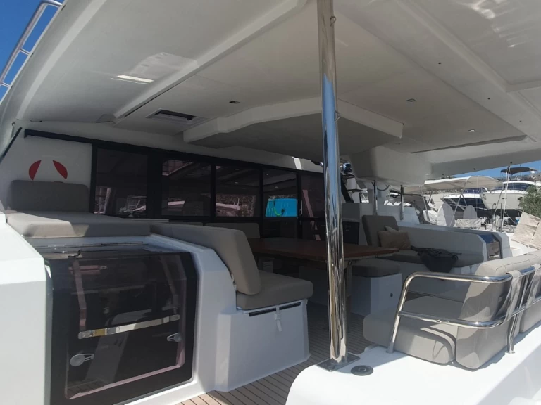 Fountaine Pajot Aura 51 między profesjonalistami a osobami prywatnymi w Donji Seget