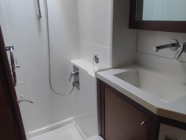 Lagoon Lagoon 450 F między profesjonalistami a osobami prywatnymi w Volos