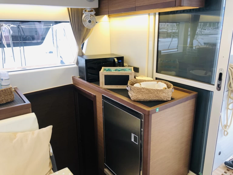 Wynajem Katamaran Lagoon z patentem 