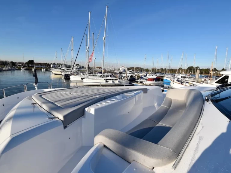 Luksusowy jacht do wynajmu w Donji Seget w najlepszej cenie