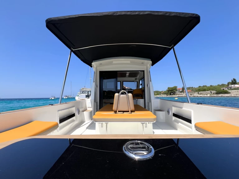 Camaro 1000 między profesjonalistami a osobami prywatnymi w Trogir