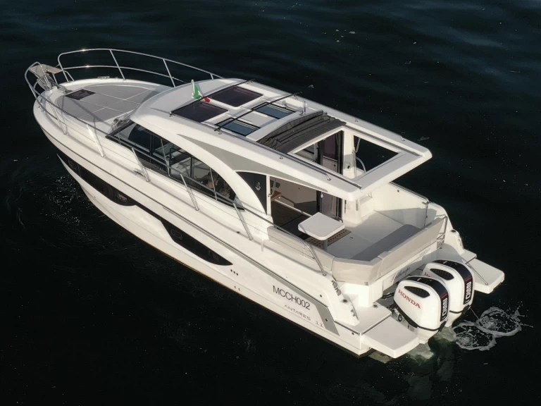 Bénéteau Antares 11 między profesjonalistami a osobami prywatnymi w Neapol