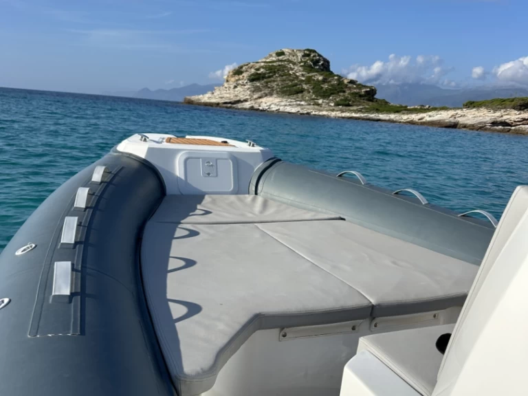 Wynajem Łódż półsztywna FANALE MARINE z patentem 