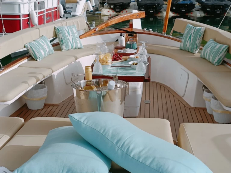 Medvolt Marine MedVolt M7 między profesjonalistami a osobami prywatnymi w Portals Nous