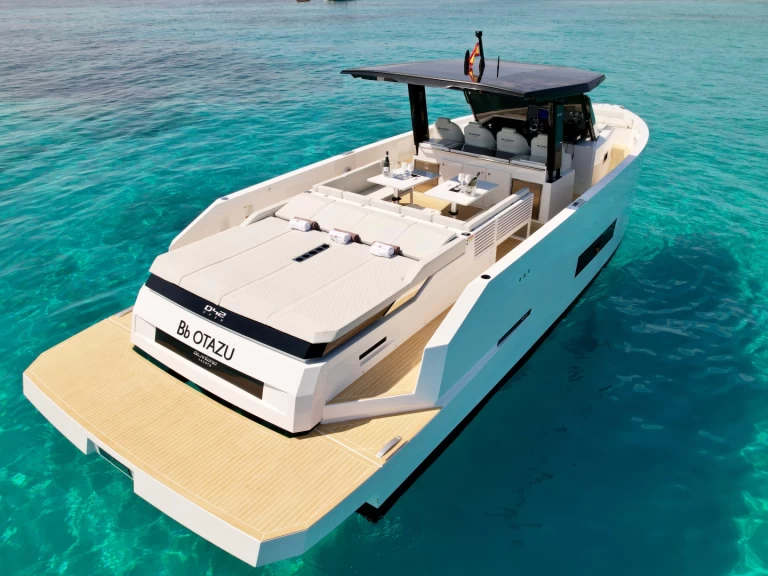 Cranchi Antonio d42 między profesjonalistami a osobami prywatnymi w Ibiza Town