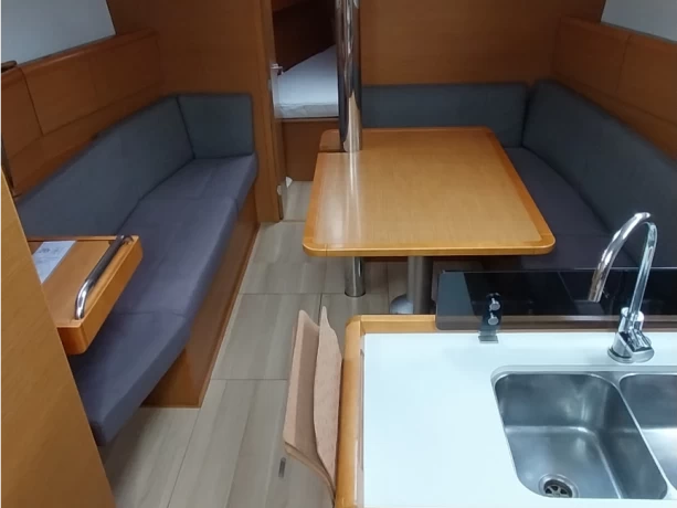 Wynajem Żaglowiec Jeanneau z patentem 