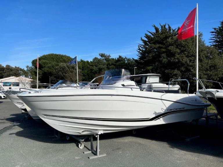 Wynajmij Motorówka z lub bez skippera Jeanneau w La Flotte