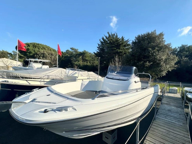 Wynajem Motorówka Jeanneau z patentem 