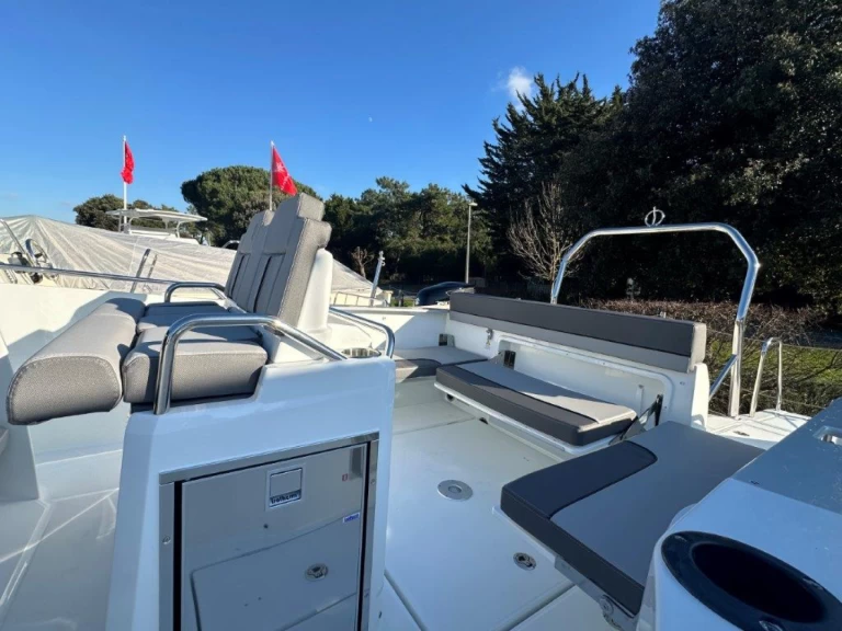 Motorówka do wynajmu w La Flotte w najlepszej cenie