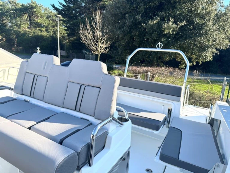 Jeanneau Cap Camarat 7.5 CC między profesjonalistami a osobami prywatnymi w La Flotte