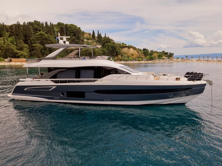 Wynajmij Azimut Azimut 78 Fly - 4 + 1 cab. w Podstrana