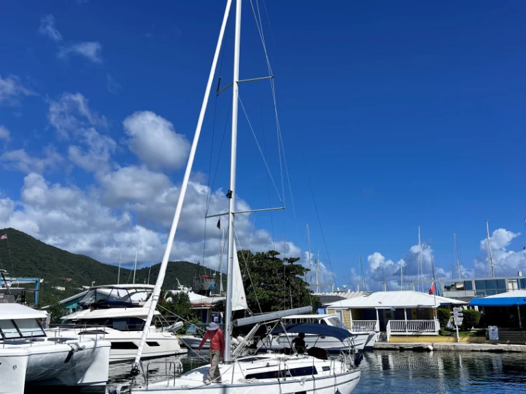 Bavaria Bavaria 37 między profesjonalistami a osobami prywatnymi w Road Town